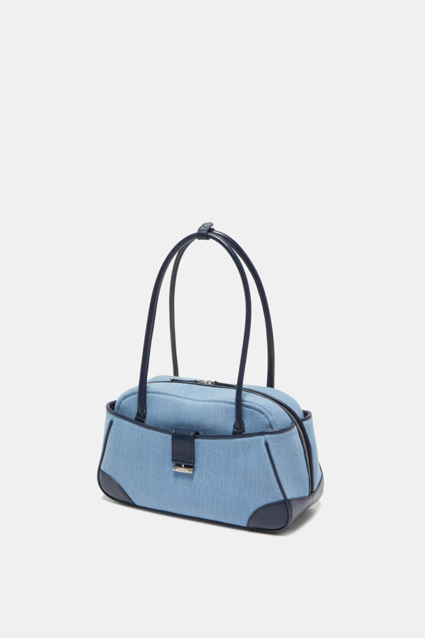 Vive 숄더 33 데님백은 여성 고객을 위한 미디엄 사이즈 숄더백입니다. 데님블루와 네이비 두 가지 색상으로 제공되며, 데님과 합성가죽 소재로 제작되어 캐주얼, 클래식, 미니멀 스타일을 모두 소화합니다. 사각형 쉐입에 지퍼형 잠금 방식으로 내용물을 안전하게 보관하며, 투톤 디자인과 더블 핸들로 포인트를 더했습니다. 데이트룩, 출근룩, 모임룩 등 다양한 TPO에 활용 가능합니다.
