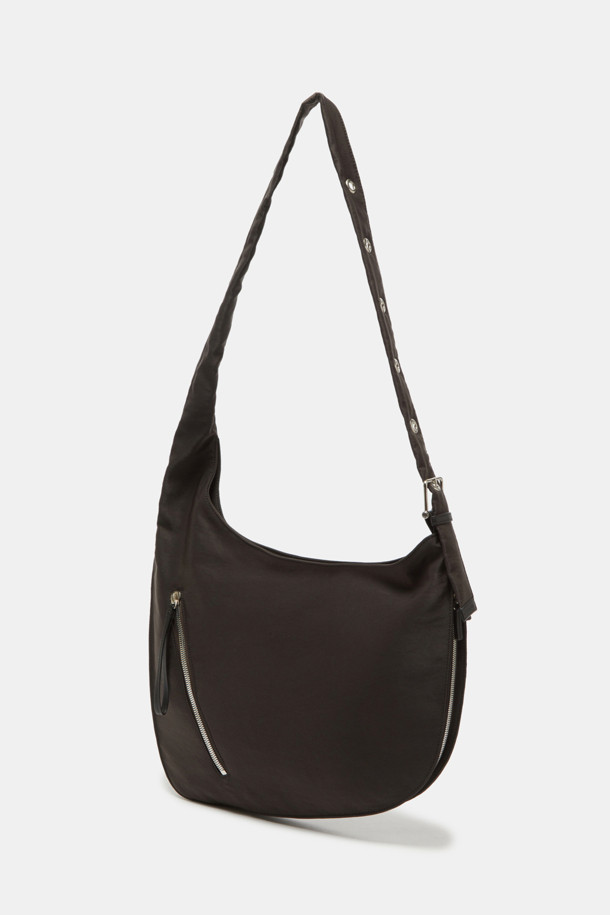 "루나 숄더 44 나일론" 숄더백은 여성 고객을 위해 디자인되었습니다. 브라운과 다크브라운 두 가지 색상으로 제공되며, 심플한 디자인과 무지 패턴이 특징입니다. 라지 사이즈의 반원 형태 가방으로, 지퍼형 잠금 방식으로 내용물을 안전하게 보관할 수 있습니다. 나일론 소재로 제작되어 튼튼하며, 숄더백과 크로스백 두 가지 스타일로 연출 가능하여 출근룩과 모임룩에 모두 잘 어울립니다. 미니멀, 클래식, 캐주얼 스타일을 선호하는 분들께 추천합니다.
