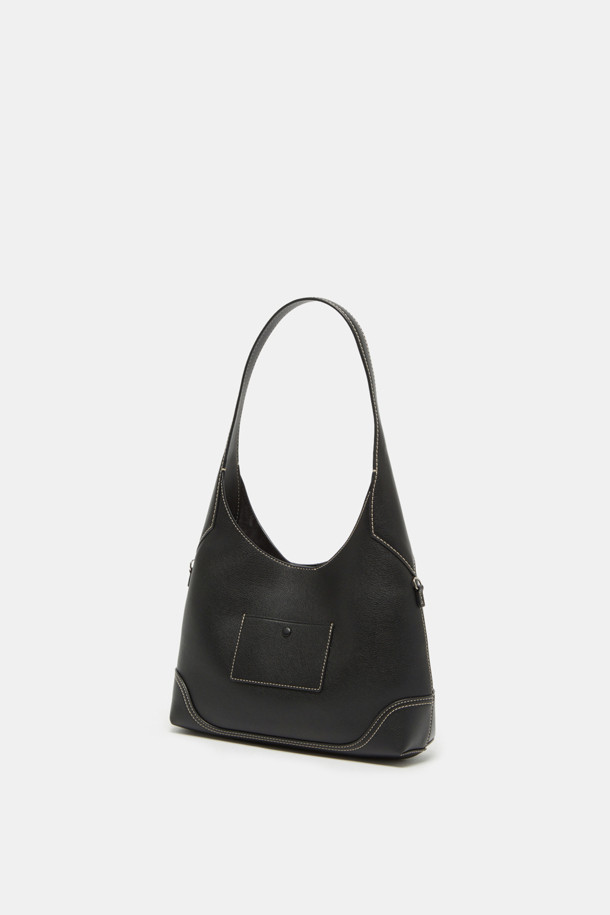 세느 이지 숄더 28은 미디엄 사이즈의 여성 숄더백입니다. 라미네이티드 레더와 혼방 소재로 제작되었으며, 부드러운 촉감과 내구성을 자랑합니다. 미니멀한 디자인에 실버 하드웨어, D링, 참 부착이 가능하며, 11인치 아이패드 수납이 가능합니다. 생활 방수, 방수 기능을 갖춰 실용적이며, 원핸들 숄더 스트랩과 크로스바디 스트랩 옵션, 다양한 착용 방식으로 데이트룩, 오피스룩, 모임룩 등 어떤 스타일에도 잘 어울립니다.
