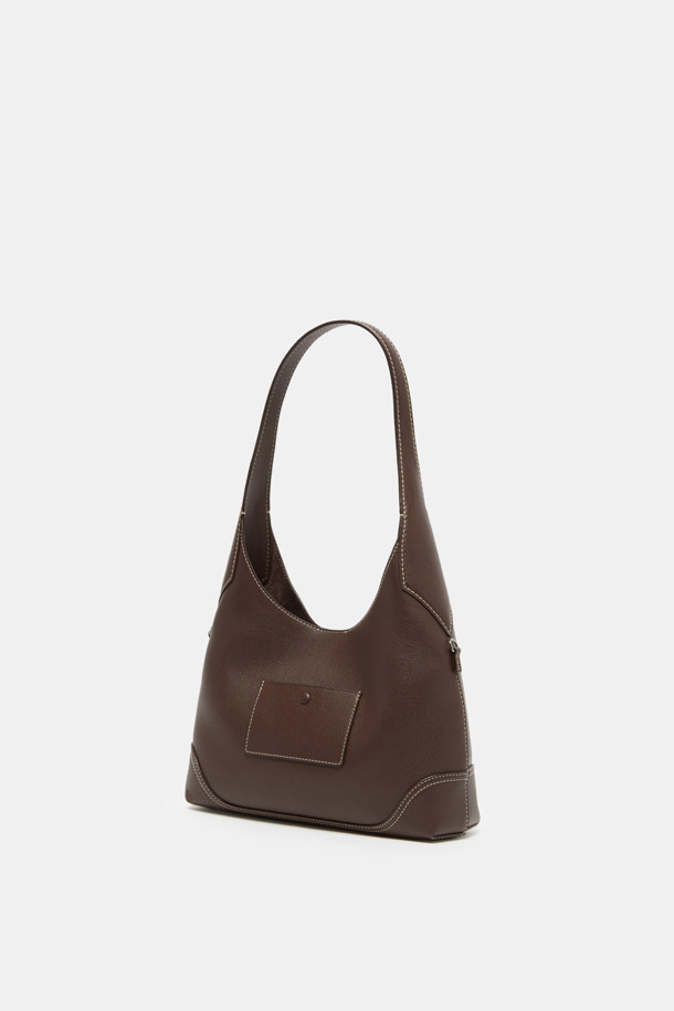 세느 이지 숄더 28은 여성용 미디엄 사이즈 숄더백으로, 라미네이팅 가죽과 혼방 소재로 제작되어 부드러운 텍스처와 감촉을 자랑합니다. 무지 디자인에 실버 하드웨어, D링, 참장식 부착 가능 디자인으로 클래식하고 미니멀한 스타일을 연출합니다. 스크래치 및 마모 방지 기능과 생활 방수가 가능하며, 내부 포켓 1개와 외부 포켓 1개, 그리고 크로스백으로도 활용할 수 있는 편리함을 갖췄습니다. 데이트룩, 쇼핑룩 등 일상에서 폭넓게 활용할 수 있는 베이직한 디자인의 가방입니다.
