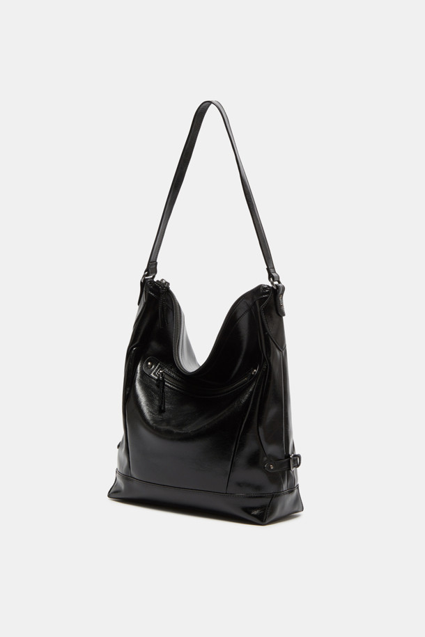 Hyper Zipper Shoulder 30 (하이퍼 지퍼 숄더 30)은 미니멀, 시크, 클래식 스타일을 추구하는 여성들을 위한 숄더백입니다. 검은색 나일론 소재로 제작되어 튼튼하며, 사각 모양에 지퍼 디자인으로 포인트를 주었습니다. 30 사이즈의 미디엄 크기로, 출근룩에 적합하며 수납 기능을 갖춰 실용적입니다. 숄더 스트랩과 지퍼형 잠금 방식이 특징이며, Hyper Zipper (하이퍼 지퍼) 시리즈의 제품입니다.
