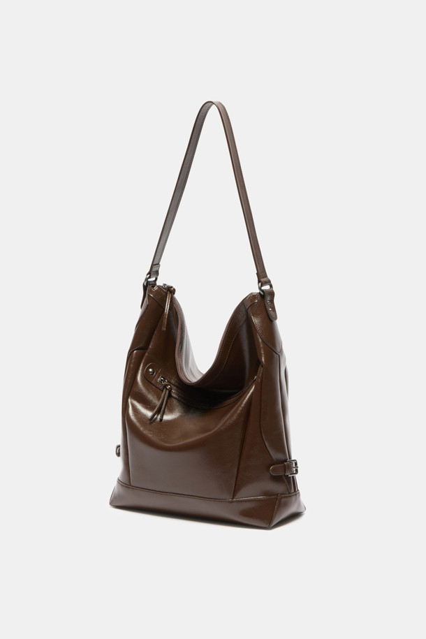 Hyper Zipper Shoulder 30 (하이퍼 지퍼 숄더 30)은 여성용 숄더백입니다. 브라운 컬러의 미디엄 사이즈 사각 숄더백으로, 무지 패턴의 합성가죽 소재로 제작되었습니다. 지퍼형 잠금 방식과 지퍼 디자인 장식이 특징이며, 숄더 스트랩으로 어깨에 편안하게 멜 수 있습니다. 오피스룩, 모임룩, 데이트룩 등 다양한 TPO에 클래식, 미니멀, 시크 스타일로 연출하기 좋습니다. 사이즈 조절이 가능하여 실용성을 더했습니다.
