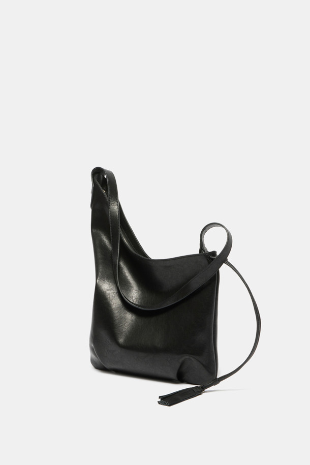 Faugeres 태슬 숄더 33은 여성용 숄더백입니다. 블랙 컬러의 가죽 소재로 제작되었으며, 미디엄 사이즈의 사각형 쉐입을 갖추었습니다. 무지 패턴에 태슬 장식이 포인트로 더해져 클래식, 미니멀, 시크 스타일을 연출합니다. 지퍼형 잠금 방식으로 내용물을 안전하게 보관할 수 있으며, 숄더 스트랩이 있어 오피스룩에 편안하게 코디할 수 있습니다. 일상용으로 활용하기 좋은 디자인입니다.
