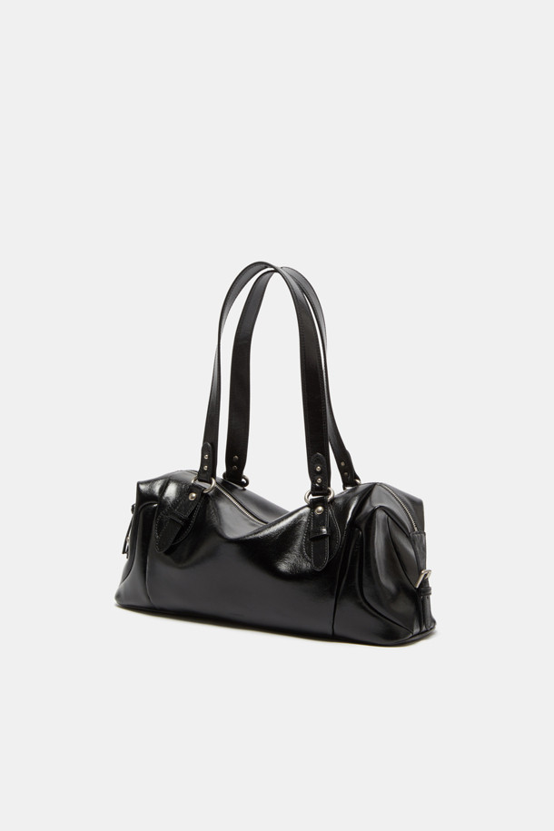 "Hyper 지퍼 숄더 39"는 부드러운 촉감과 자연스러운 광택이 돋보이는 레드 컬러의 여성 숄더백입니다. 13인치 미디엄 사이즈의 소가죽 소재로 제작되었으며, 입체적인 사각 디자인에 지퍼 디테일이 더해져 어반 스타일을 연출합니다. 더블 핸들 및 숄더 스트랩으로 다양한 연출이 가능하며, 넉넉한 수납공간과 태블릿 수납 기능으로 실용성을 높였습니다. 내부에는 오픈 포켓 1개와 지퍼 포켓 1개가 있어 소지품을 효율적으로 정리할 수 있으며, 출근룩과 모임룩에 클래식, 미니멀, 시크한 무드를 더해줍니다.
