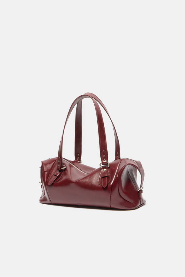 Hyper Zipper Shoulder 39 (하이퍼 지퍼 숄더 39)는 부드러운 소가죽 소재로 제작된 여성용 미디엄 사이즈 숄더백입니다. 모던하고 도시적인 무드를 연출하며, 레드 컬러와 무지 패턴이 세련된 감각을 더합니다. 세련된 디자인의 실버 하드웨어 지퍼 장식과 모던한 곡선 실루엣이 특징이며, 13인치 태블릿 수납이 가능합니다. 내부에는 태블릿을 안전하게 보호할 수 있는 공간과 내부 포켓, 지퍼 포켓이 있어 실용성을 높였으며, 출근룩과 모임룩에 활용하기 좋아 미니멀, 클래식, 시크 스타일을 즐겨 입는 분들께 추천합니다.
