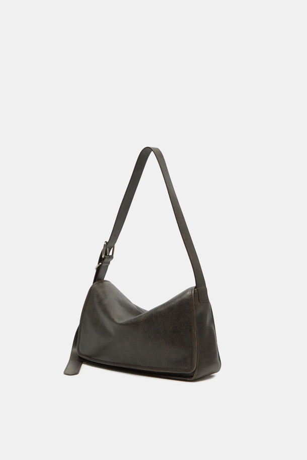 Due 숄더 33은 여성 고객을 위한 미디엄 사이즈의 사각 숄더백입니다. 부드러운 소가죽 소재에 버클 장식으로 포인트를 주어 클래식, 미니멀, 시크 스타일을 연출합니다. 내부에는 13인치 디바이스 수납이 가능하며, 오피스 포켓이 있어 실용성을 더했습니다. 2-way 착용이 가능하며, 조절 가능한 숄더 스트랩과 빈티지 텍스처, 매트 실버 하드웨어, 오버랩 프론트 플랩 디자인이 특징입니다. 오피스룩, 비즈니스 캐주얼, 모임룩에 잘 어울립니다.
