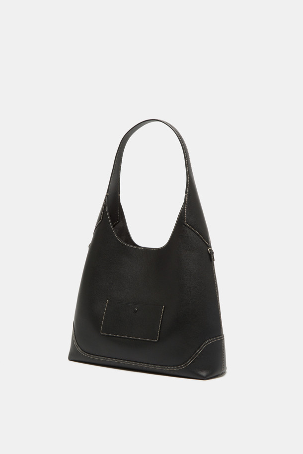 세느 이지 숄더 35는 여성용 가방으로, 미니멀한 스타일을 추구하는 분들을 위한 제품입니다. 라미네이트 가죽, 혼방 원단, 필름코팅 천연가죽 소재를 사용하여 부드러운 촉감과 스크래치 방지 기능을 갖췄습니다. 실버 하드웨어와 무지 패턴이 조화롭게 어우러져, 출근룩과 모임룩에 모두 잘 어울립니다. 15인치 노트북 수납이 가능하고, 숄더백과 크로스백으로 활용할 수 있으며, D링 디자인 장식과 형태 유지 기능이 특징입니다. 내부 포켓 1개와 외부 포켓 1개, 분리형 내부 보드가 있어 실용성을 더했습니다.
