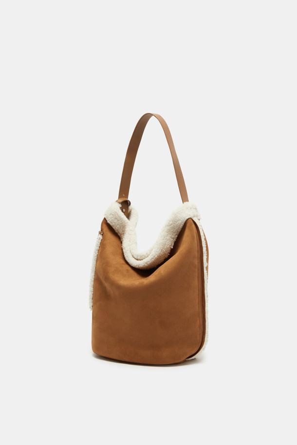 Haru 숄더 24 Fur는 여성용 숄더백으로, 캐주얼하고 미니멀한 스타일을 연출합니다. 실버 컬러의 양면 인조가죽과 퍼 소재로 제작되었으며, 미디엄 사이즈의 반원 모양 디자인이 특징입니다. 슬림한 디자인에 13인치 아이패드/태블릿 수납이 가능하며, 2-way 스타일링으로 다양한 연출이 가능합니다. 가을, 겨울 시즌에 어울리는 이 가방은 무지 디자인에 퍼 장식이 포인트이며, 1개의 포켓과 실버 하드웨어로 실용성을 더했습니다. 일상에서 편안하게 사용할 수 있는 숄더백입니다.
