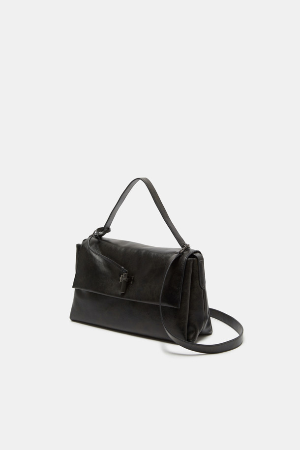 Fermier Tote 33 (페르미에 토트 33)은 여성 고객을 위해 디자인된 미디엄 사이즈의 토트백입니다. 블랙 컬러의 소가죽과 스웨이드 소재로 제작되었으며, 버클과 스크류 장식으로 포인트를 더했습니다. 숄더, 크로스, 토트 세 가지 방식으로 연출 가능하며, 주름 엠보싱 가죽과 광택감 있는 마감이 특징입니다. 3칸 구조, 내부 지퍼 포켓, 내부 및 외부 오픈 포켓을 갖춰 수납력을 높였으며, 조절 가능한 핸들과 탈부착 가능한 크로스 스트랩으로 편의성을 더했습니다. 클래식, 미니멀, 시크 스타일을 추구하는 고객에게 오피스룩, 비즈니스 캐주얼, 모임룩에 모두 잘 어울리는 아이템입니다.
