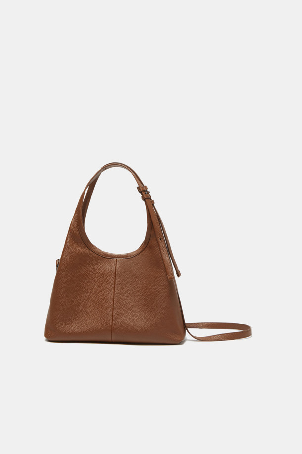 세느 토트 30(Seine Tote 30)은 부드러운 소가죽 소재의 미디엄 사이즈 토트백입니다. 블랙, 브라운, 커스터드 3가지 색상으로 출시되어, 시크하고 미니멀한 스타일을 연출합니다. 3-way 컨버터블 디자인으로, 내장 스트랩과 탈부착 가능한 크로스바디 스트랩을 활용해 다양한 연출이 가능하며, 3개의 수납공간과 중앙 분리 수납공간, 내부 포켓 1개로 실용성을 더했습니다. 출근룩, 모임룩 등 TPO에 맞춰 클래식하게 활용하기 좋으며, 가죽 특유의 자연스러운 질감과 시간이 지날수록 생기는 패티나가 멋을 더합니다.
