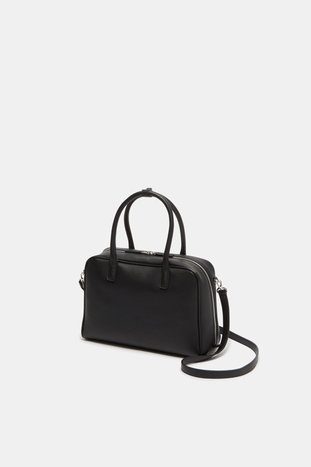 Due Tote 29 (Laminated Leather)는 부드러운 스웨이드와 라미네이티드 레더 소재에 실버 하드웨어 장식이 더해진 여성용 토트백입니다. 다크브라운, 블랙, 브라운 3가지 색상으로 출시되었으며, 29cm 미디엄 사이즈의 사각형 디자인으로 2-way 지퍼 클로저, 탈부착 가능한 스트랩, 3-way 스타일링이 가능합니다. 내부에는 2개의 오픈 포켓, 1개의 지퍼 포켓, 외부에는 1개의 백 오픈 포켓이 있으며, 11인치 디바이스 수납이 가능합니다.
