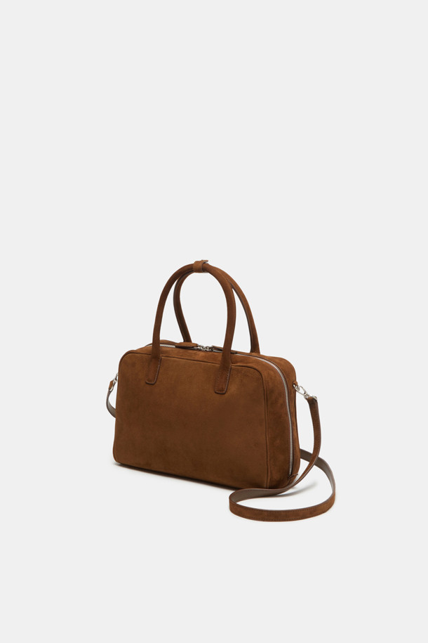 Due Tote 29 (Suede)는 부드러운 스웨이드와 가죽 소재로 제작된 여성용 미디엄 사이즈 토트백입니다. 블랙, 브라운, 다크 브라운 3가지 색상으로 출시되었으며, 사각 모양에 지퍼 잠금 방식을 갖추었습니다. 탈부착 가능한 스트랩과 넉넉한 수납공간, 아이폰/아이패드/맥북 수납이 가능하며, 3-way 스타일링, 내부 오픈 포켓 2개, 내부 지퍼 포켓 1개, 외부 오픈 포켓 1개로 실용성을 더했습니다. 심플, 클래식, 모던한 디자인으로 일상에서 폭넓게 활용할 수 있습니다.
