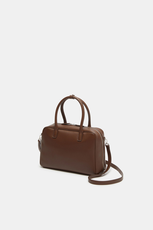 Due Tote 29 (Laminated Leather)는 여성용 미디엄 사이즈 토트백으로, 다크브라운, 블랙, 브라운 세 가지 색상으로 만나볼 수 있습니다. 스웨이드와 라미네이티드 레더 소재에 실버 하드웨어 장식이 돋보이며, 29cm 크기로 11인치 디바이스 수납이 가능합니다. 탈부착 스트랩, 지퍼형 잠금 방식, 3-way 스타일링, 내부 오픈 포켓 2개, 내부 지퍼 포켓 1개, 외부 뒷면 오픈 포켓 1개 등 실용적인 기능으로 일상에서 활용하기 좋습니다.
