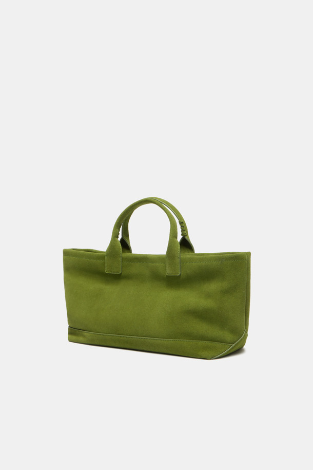 세느 이지 토트 45 스웨이드는 미니멀하고 베이직한 스타일의 여성용 토트백입니다. 부드러운 그린 컬러의 스웨이드 소재로 제작되었으며, 미디엄 사이즈의 사각 쉐입으로 넉넉한 수납 공간을 제공합니다. 13인치 아이패드 수납이 가능하며, 분리형 내부 보드와 내부 우측 포켓이 있어 소지품을 효율적으로 정리할 수 있습니다. 오픈형 디자인으로 편리하게 사용할 수 있으며, 일상에서 활용하기 좋은 실용적인 가방입니다.
