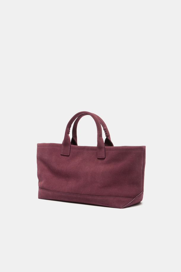 Seine Easy Tote 45 스웨이드 토트백은 부드러운 스웨이드 소재로 제작되어 고급스러운 룩을 연출합니다. 13인치 태블릿/아이패드 수납이 가능하며, 내부 분리 보드와 우측 포켓으로 실용성을 더했습니다. 미니멀하고 모던한 스타일로 출근룩, 모임룩 등 다양한 TPO에 활용할 수 있습니다. 넉넉한 수납공간과 사각 디자인은 시크하고 클래식한 스타일을 완성합니다. 일상에서 편안하게 사용할 수 있는 여성 토트백입니다.
