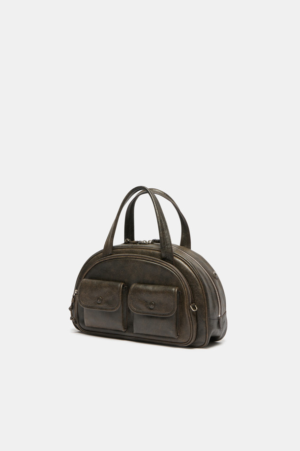 Buttony Tote 33 (버터니 토트 33)은 여성용 가방으로, 미디엄 사이즈의 블랙 가죽 토트백입니다. 심플한 무지 디자인에 버튼 장식이 포인트로 더해져 클래식, 미니멀, 시크한 스타일을 연출합니다. 숄더 스트랩과 손잡이가 있어 다양한 방식으로 활용 가능하며, 사각 형태로 제작되어 넉넉한 수납공간을 제공합니다. 오피스룩, 출근룩, 모임룩 등 다양한 TPO에 잘 어울리는 데일리 가방으로, 버튼형 잠금 방식으로 소지품을 안전하게 보관할 수 있습니다. Buttony Tote 33 시리즈는 당신의 세련된 스타일을 완성해 줄 것입니다.
