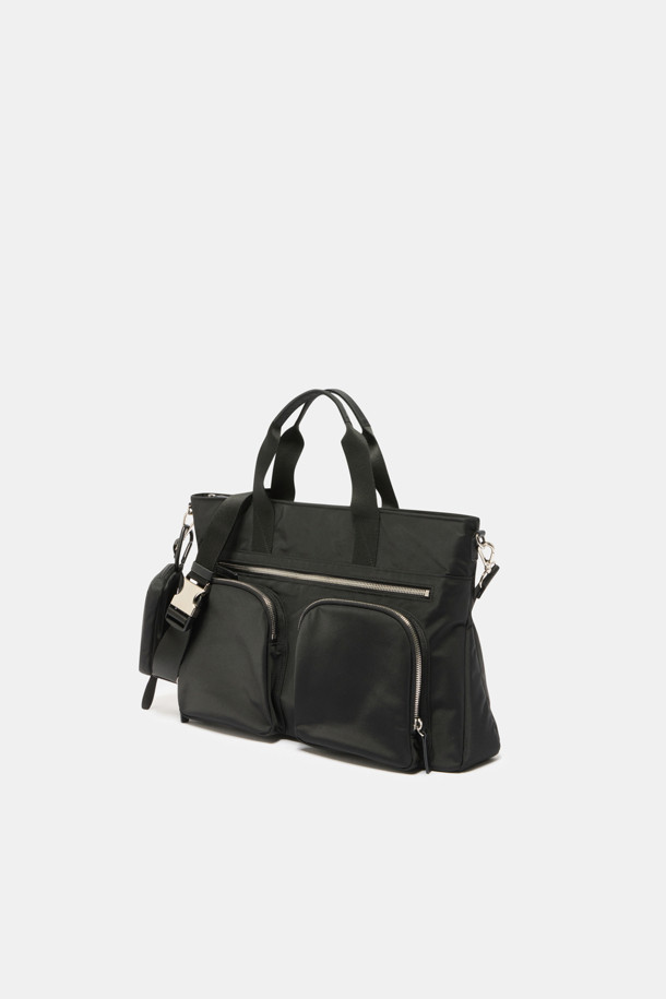 Mova(모바) 브리프케이스 41은 남녀 모두 사용할 수 있는 미디엄 사이즈의 사각 브리프케이스입니다. 방수 기능의 블랙 나일론 소재로 제작되었으며, 미니멀, 클래식, 시크한 스타일을 연출합니다. 15인치 노트북 수납이 가능하며, 3개의 독립적인 지퍼 포켓, 뒷면 마그네틱 포켓, 내부 3개의 오픈 포켓, 분리형 및 측면 미니 파우치 등 넉넉한 수납공간을 제공합니다. 실버 컬러 하드웨어와 지퍼형, 마그네틱형 잠금 방식으로 비즈니스 캐주얼, 출근룩, 해외 출장룩에 잘 어울리는 실용적인 아이템입니다.
