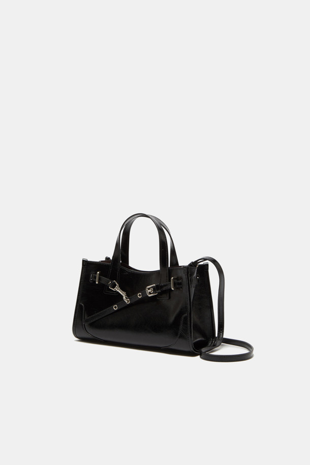 페르미에 데이 토트 27은 여성용 가방으로, 세련된 출근룩과 모임룩을 완성하는 데 적합합니다. 블랙 컬러의 합성가죽 소재에 버클과 벨트 디테일로 포인트를 주어 클래식, 미니멀, 시크한 스타일을 연출합니다. 미디엄 사이즈의 사각 가방으로, 3way 착용이 가능하며, 탈부착 스트랩과 사이즈 조절 기능을 갖춰 실용성을 더했습니다. 광택 있는 마감과 실버 하드웨어, 내부 포켓 1개, 11인치 아이패드 수납 가능 등 섬세한 디자인과 기능성을 갖춘 데일리 토트백입니다. 버클형 잠금 방식으로 소지품을 안전하게 보관할 수 있습니다.
