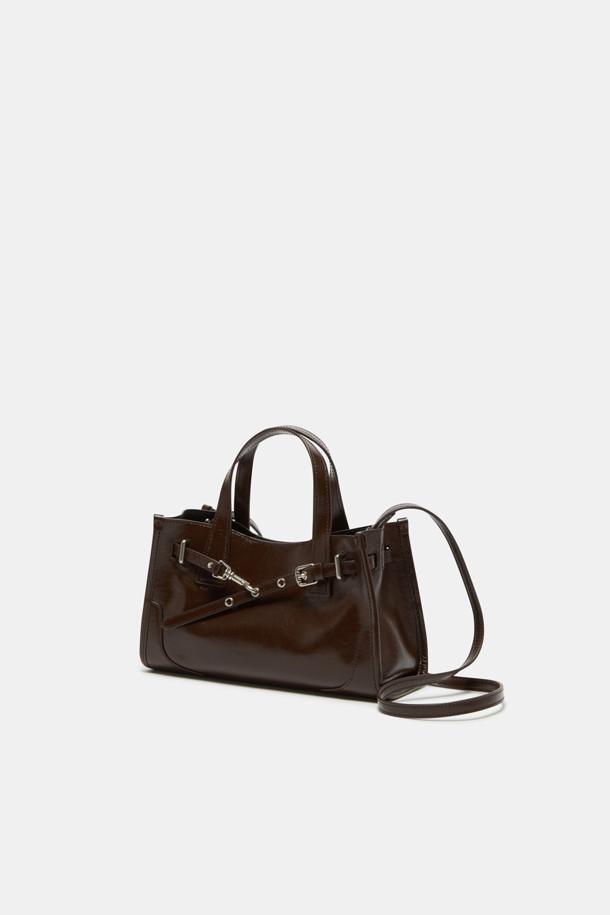 페르미에 데이 토트 27은 여성용 가방으로, 미디엄 사이즈의 합성 가죽 소재 토트백입니다. 브라운 컬러의 무지 디자인에 버클과 체인 장식이 돋보이며, 3way 스타일링이 가능하여 다양한 연출이 가능합니다. 탈부착 스트랩, 내부 포켓, 넉넉한 수납공간을 갖춰 실용성을 높였으며, 11인치 수납이 가능합니다. 사각 모양에 광택감 있는 마감과 실버 하드웨어, 버클형 잠금 방식으로 클래식하면서도 미니멀한 스타일을 완성합니다. 데일리 및 일상 용도로 활용하기 좋습니다.
