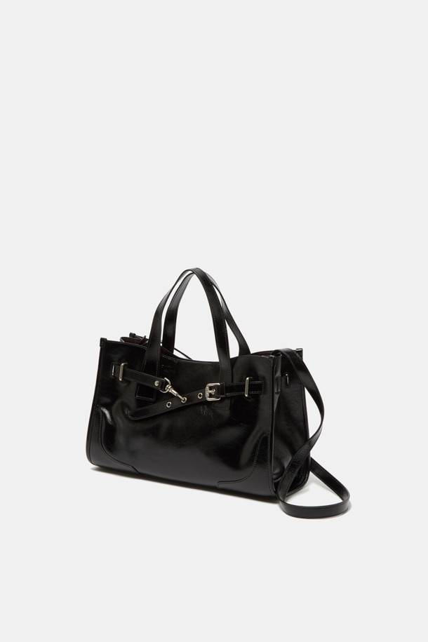 페르미에 데이 토트 35는 여성용 토트백으로, 글로시 소재의 미디엄 사이즈 사각 가방입니다. 블랙 컬러에 버클과 스트랩 디자인으로 시크하고 클래식한 스타일을 연출합니다. 3-way 착용이 가능하며, 탈부착 및 조절 가능한 스트랩, 내부 포켓으로 실용성을 높였습니다. 11인치 디바이스 수납이 가능하여 오피스룩, 모임룩, 비즈니스 캐주얼 등 다양한 TPO에 믹스매치하기 좋습니다.
