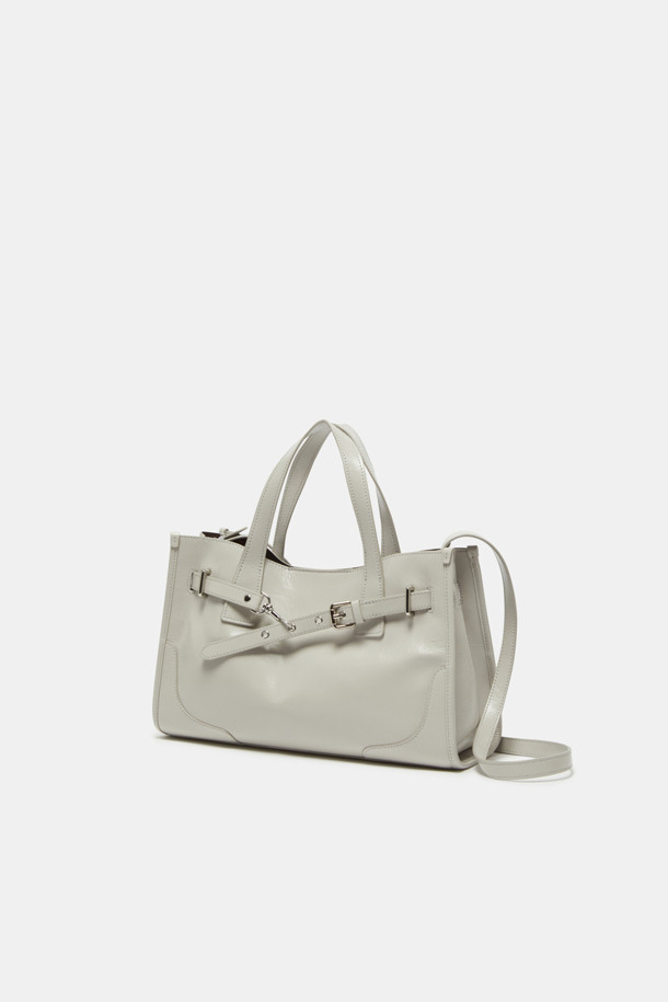 페르미에 데이 토트 35는 여성의 오피스룩, 출근룩, 모임룩에 잘 어울리는 클래식, 미니멀, 시크 스타일의 토트백입니다. 글로시 소재의 미디엄 사이즈 사각 토트백으로, 버클과 실버 하드웨어 장식이 돋보입니다. 토트, 숄더, 크로스 3-way 착용이 가능하며, 11인치 디바이스 수납과 넉넉한 내부 공간을 제공하여 실용성을 높였습니다. 내부 포켓과 탈부착 스트랩이 있어 편리하며, 포멀과 캐주얼 모두 소화 가능한 데일리 아이템입니다.
