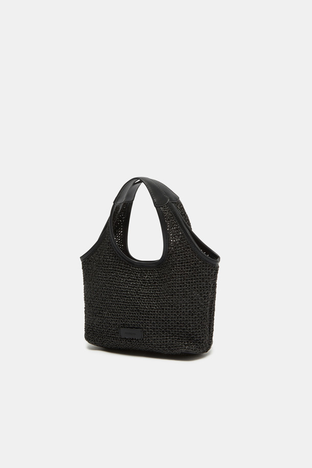 Seine Easy Tote 27 Raffia는 라피아 소재와 합성가죽의 조화로 제작된 여성용 미디엄 사이즈 토트백입니다. 위빙 패턴과 내추럴 컬러가 어우러져 부드러운 텍스처와 세련된 디자인을 선사하며, 마그네틱형 잠금 방식과 내부 포켓 1개로 실용성을 더했습니다. 가볍고 방수 기능까지 갖춰 여름 시즌 데일리백으로 활용하기 좋으며, 사각 형태의 디자인은 어떤 스타일에도 잘 어울립니다.
