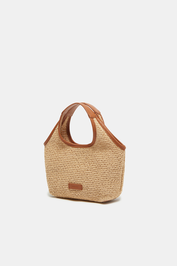 Seine Easy Tote 27 Raffia는 라피아 소재와 합성가죽의 조화로 자연스러운 무드를 연출하는 여성용 토트백입니다. 미디엄 사이즈의 사각형 디자인에 생활 방수 기능을 갖춰 실용적이며, 가볍고 부드러운 촉감으로 편안하게 사용할 수 있습니다. 내추럴 컬러와 무지 패턴으로 어떤 스타일에도 잘 어울리며, 내부 포켓 1개와 마그네틱형 잠금 방식으로 편리함을 더했습니다.
