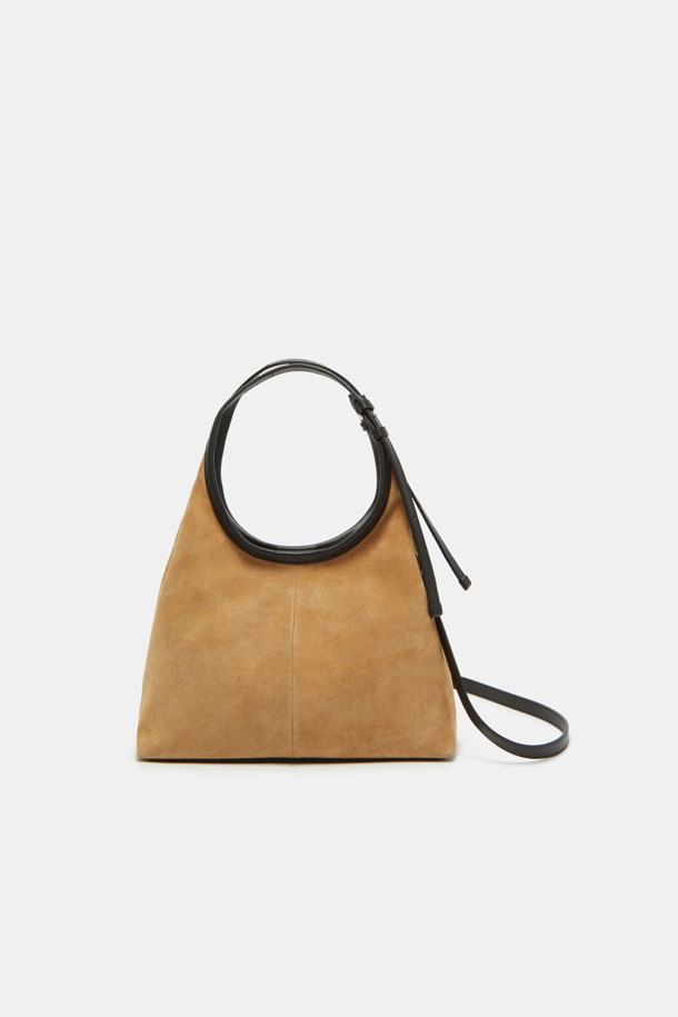 세느 토트 30 스웨이드는 미니멀하고 클래식한 스타일을 추구하는 여성들을 위한 가방입니다. 부드러운 스웨이드 소재와 반원 형태의 디자인이 특징이며, 브라운과 블랙 두 가지 색상으로 만나볼 수 있습니다. 30 사이즈의 미디엄 토트백으로, 지퍼형 잠금 방식으로 소지품을 안전하게 보관할 수 있습니다. 출근룩, 오피스룩, 모임룩 등 다양한 TPO에 활용 가능한 데일리 아이템입니다. 세련된 디자인은 시크한 무드를 연출합니다.
