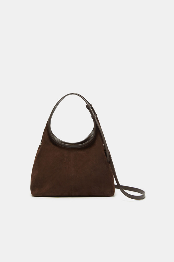 세느 토트 30 스웨이드는 여성스러운 데이트룩, 모임룩에 어울리는 가방입니다. 부드러운 스웨이드 소재와 브라운 색상이 클래식하고 미니멀하며 시크한 분위기를 연출합니다. 미디엄 사이즈에 반원 모양으로 디자인되어 있으며, 숄더 스트랩으로 편안하게 착용할 수 있습니다. 무지 디자인에 오픈형 잠금 방식으로, 소지품을 쉽게 넣고 꺼낼 수 있습니다. 일상생활에서 세련되게 스타일링하기 좋은 토트백입니다.
