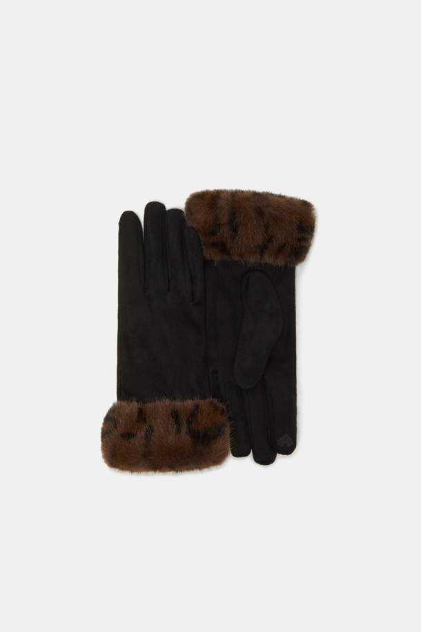 블랙과 브라운 컬러로 구성된 Fur Trim Gloves (퍼 트리밍 장갑)입니다. 스웨이드와 퍼 소재를 사용하여 부드러운 촉감과 뛰어난 보온성을 제공하며, 겨울철 일상에서 따뜻하게 착용하기 좋습니다. 미니멀하고 클래식한 디자인에 퍼 트리밍 디테일로 포인트를 더해 고급스러운 분위기를 연출합니다. 두꺼운 두께감으로 추운 날씨에도 따뜻함을 유지할 수 있습니다. 여성스러운 스타일을 완성해 줄 겨울 필수 아이템입니다.
