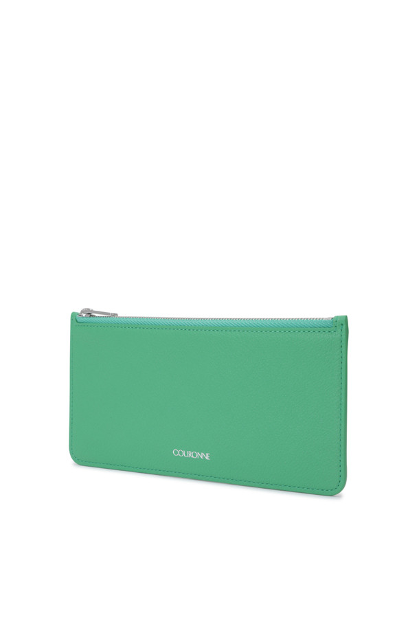 세련된 당신을 위한 제나(Jenna) 플랫 장지갑을 소개합니다. 부드러운 소가죽 소재에 엠보싱 가공을 더해 고급스러운 터치감을 선사하며, 미니멀한 디자인과 사각 쉐입이 시크한 매력을 더합니다. 로즈골드/실버 하드웨어 장식으로 포인트를 주어 세련된 스타일을 완성하며, 카드 6개, 오픈칸 1개, 지퍼 포켓 1개로 실용적인 수납력을 자랑합니다. 오피스룩, 비즈니스 캐주얼, 모임룩 등 다양한 TPO에 활용 가능하며, 미니멀, 클래식, 시크 스타일을 즐겨 입는 여성분들께 추천합니다.
