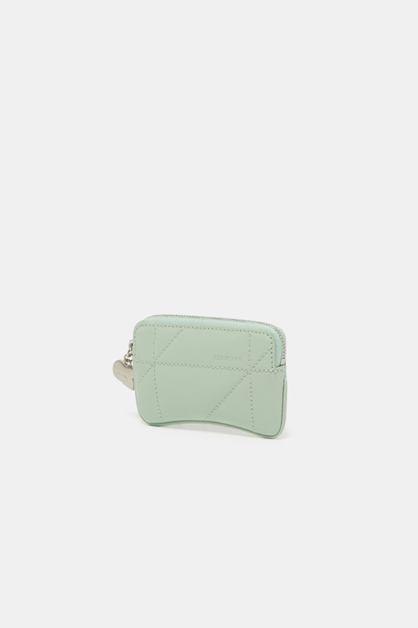 Ivresse Mini Card (이브레스 미니 카드)는 소가죽 소재의 미니 카드지갑입니다. 크림과 실버 두 가지 색상으로 출시되었으며, 곡선형 디자인에 메달과 크라운 모티프 장식이 더해져 클래식하고 시크한 무드를 연출합니다. 키, 동전, 카드 수납이 가능하며, 참(Charm)을 함께 매치하여 나만의 개성을 드러낼 수 있습니다. 내부 우측 포켓 1개와 메인 수납공간 1개로 구성되어 있으며, 데이트룩, 쇼핑룩, 카페룩 등 다양한 TPO에 활용하기 좋습니다.
