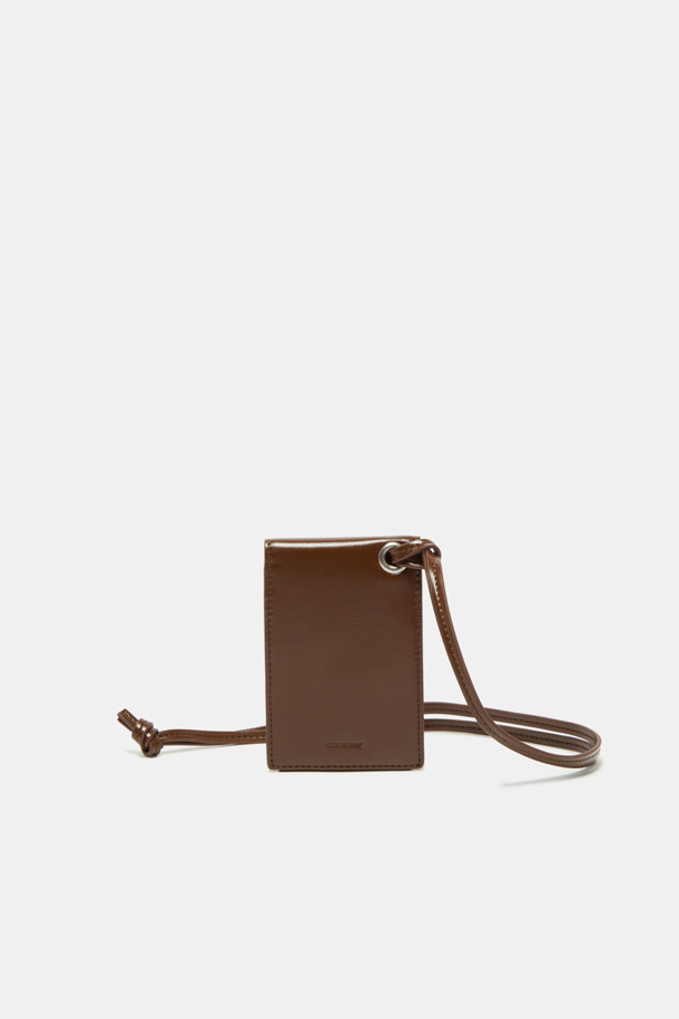 Buttony(버터니) 카드 지갑은 미니멀하고 시크한 스타일을 추구하는 당신을 위한 필수템입니다. 부드러운 합성가죽 소재와 사각 형태, 무지 디자인으로 모던하고 심플한 매력을 선사합니다. 경량, 방수 기능에 목걸이형 스트랩과 체인 디자인 장식으로 실용성과 트렌디함을 동시에 잡았습니다. 컴팩트한 사이즈에 얇은 두께로 휴대성이 뛰어나 데이트룩, 쇼핑룩, 카페룩 등 다양한 TPO에 활용하기 좋습니다. 실버 컬러로 시원하고 세련된 포인트를 더해보세요.
