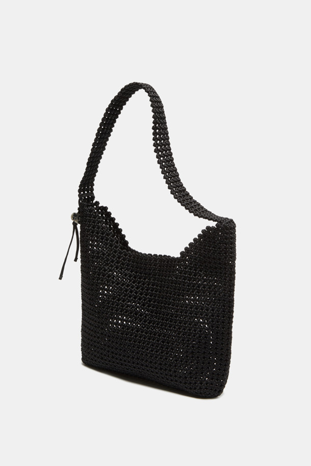 Horlo Shoulder 40은 쿨 터치 감촉과 세련된 메쉬 워크가 돋보이는 여성용 숄더백입니다. SS 시즌에 어울리는 실버 컬러의 나일론 소재로 제작되었으며, 40 사이즈로 데일리 숄더백 또는 크로스백 스타일로 연출할 수 있습니다. 트렌디한 디자인과 메쉬 디테일이 돋보이는 이 가방은 봄, 여름 계절에 일상용으로 활용하기 좋습니다.
