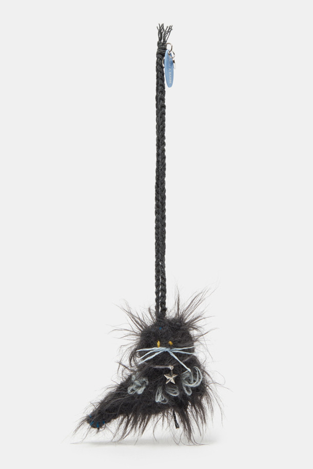 미누 참은 부드러운 니팅 소재와 털실로 제작된 핸드메이드 참/키링입니다. 작은 눈망울 디테일과 흐드러진 실 둥치가 특징이며, 포근한 촉감을 선사합니다. 가방, 열쇠, 책가방 등에 달아 동화적이고 감성적인 포인트를 더해보세요. 블랙과 블루 두 가지 색상으로 출시되어, 동네 마실룩, 카페룩, 여행룩 등 다양한 TPO에 걸리시, 로맨틱, 캐주얼 스타일을 완성해줍니다.
