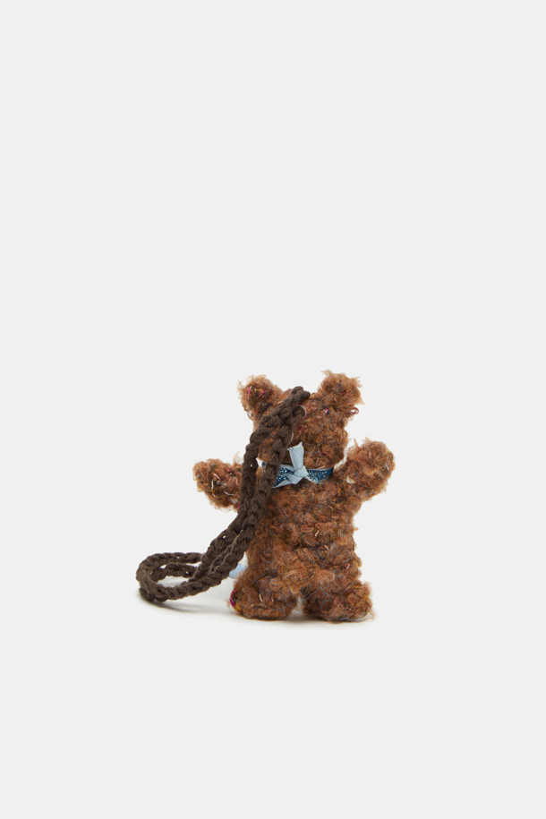 Nounou Charm(누누 참)은 여성용 미니 크로스백으로, 데이트룩, 모임룩 등 TPO에 적합하며 미니멀, 클래식, 캐주얼 스타일을 연출하기 좋습니다. 브라운 색상으로 어떤 옷차림에도 자연스럽게 어울립니다. 가방의 크기는 미니멀하며 일상생활에서 가볍게 들고 다니기 좋습니다. 심플한 디자인으로 다양한 스타일에 매치하기 용이하여 활용도가 높은 아이템입니다.
