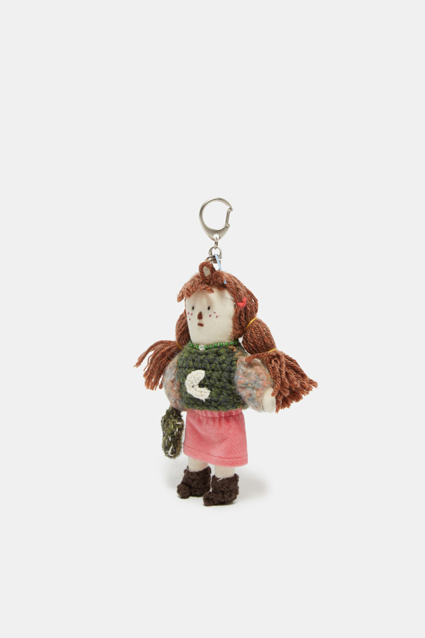 사랑스러운 천사 인형 디자인이 돋보이는 "쿠론 참"입니다. 브라운, 그린, 핑크 세 가지 다채로운 컬러로 만나볼 수 있으며, 부드러운 패브릭 소재로 제작되어 편안한 사용감을 선사합니다. 캐주얼 스타일의 이 키링은 일상에서 포인트 액세서리로 활용하기 좋으며, 특히 크리스마스 룩에 매치하여 특별한 분위기를 연출할 수 있습니다. 소중한 사람에게 선물하기에도 좋은 아이템입니다.
