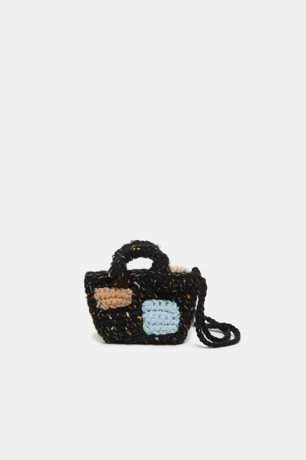 "코코 니트 참"은 부드러운 니트 소재로 제작된 매력적인 참 장식입니다. 가을, 겨울 시즌에 어울리는 무지 디자인으로, 블랙, 베이지, 브라운 3가지 컬러로 제공됩니다. 캐주얼, 미니멀, 클래식 스타일을 즐겨 입는 분들께 추천하며, 여행룩이나 산책룩에 포인트를 더할 수 있습니다. 키링이나 가방에 달아 당신만의 개성을 표현해보세요.
