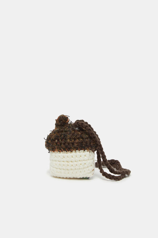 포근한 분위기를 더해줄 홈 니트 참입니다. 부드러운 울과 니트 소재로 제작되어 따뜻하고 포근한 촉감을 선사하며, 겨울철 인테리어 장식으로 활용하기 좋습니다. 화이트와 브라운 컬러, 자수 또는 프린트 무늬, 태슬 디테일로 캐주얼하고 아늑한 스타일을 연출합니다. 톡톡한 두께감과 수제작 특유의 따스함이 돋보이며, 집콕룩에 포인트를 더해줄 사랑스러운 인형입니다.
