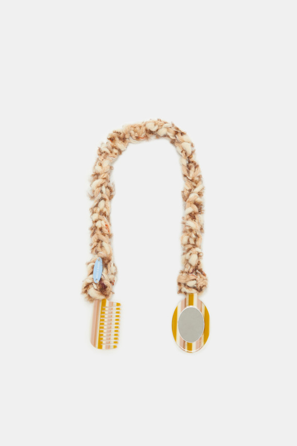 모이 콤 미러 참은 부드러운 니트 소재로 제작된 핸드메이드 패션 소품입니다. 타원형 거울과 빗 참 장식이 돋보이며, 실키한 광택감이 고급스러운 느낌을 더합니다. 가방 참, 키링, 벽걸이 장식 등 다양하게 활용 가능하여 실용성을 높였습니다. 심플하고 데일리한 스타일로, 동네 마실룩, 캐주얼, 미니멀, 클래식 등 다양한 스타일에 잘 어울립니다. 센스 있는 디자인으로 소지품에 포인트를 더해보세요.
