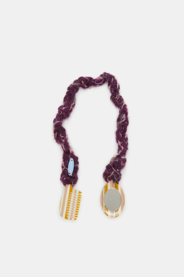 "Moi 콤 미러 참"은 휴대, 보관이 용이한 여성용 액세서리입니다. 플라스틱 소재로 제작되었으며, 퍼플과 베이지 두 가지 색상으로 제공됩니다. 미니멀하고 캐주얼한 스타일에 어울리며, 거울과 빗이 함께 디자인되어 실용성을 더했습니다. 일상생활에서 간편하게 휴대하며 빗질과 거울 사용이 가능합니다. 참 장식으로 포인트를 주어 더욱 돋보이는 디자인을 자랑합니다.
