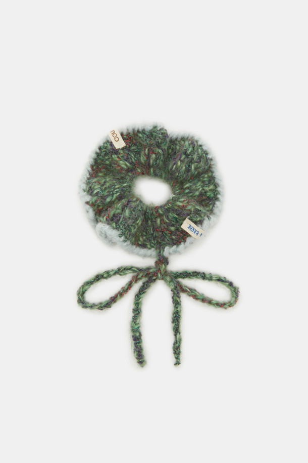 **Yard Scrunch (야드 스크런치)**는 여성스러운 매력을 더해줄 헤어 액세서리입니다. 부드러운 니트와 실 소재로 제작되어 봄, 여름, 가을 계절에 데일리하게 착용하기 좋습니다. 그린, 화이트, 그레이 세 가지 색상으로 출시되어 다양한 스타일에 매치하기 용이합니다. 리본과 태슬 장식이 더해져 걸리시, 캐주얼, 미니멀 스타일을 모두 소화할 수 있으며, 산책룩이나 봄 소풍룩에 포인트를 더해줍니다.
