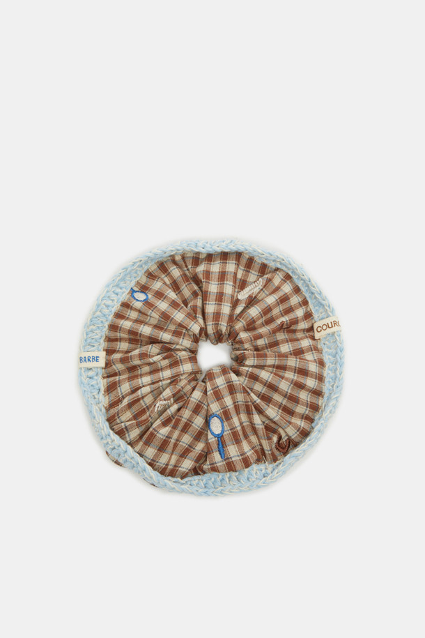 루나 스크런치'는 빈티지하고 캐주얼한 스타일을 연출하는 여성 헤어 액세서리입니다. 브라운과 스카이블루 색상의 체크 패턴 패브릭과 니트 소재로 제작되었으며, 수제작 자수 디테일과 니트 보더로 자연스러운 볼륨감을 더했습니다. 동네 마실룩, 카페룩에 잘 어울리며, 캐주얼 및 미니멀 스타일을 즐겨 입는 분들께 추천합니다. 일상생활에서 간편하게 포인트를 줄 수 있는 아이템입니다.
