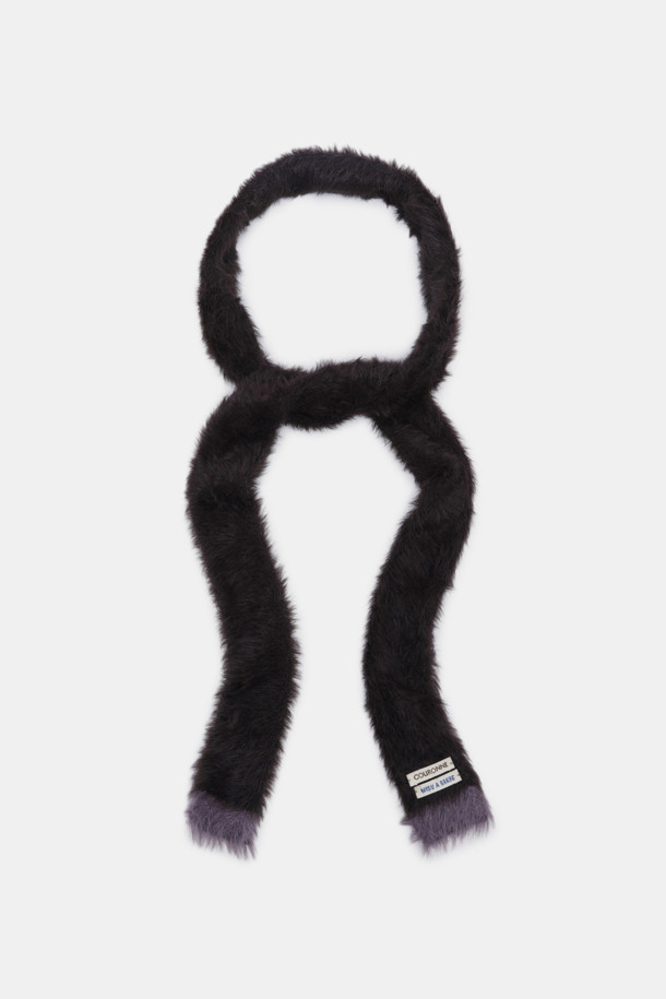 슬림 니트 머플러는 가을과 겨울, 쌀쌀한 날씨에 따뜻함과 스타일을 더해주는 머플러입니다. 부드러운 니트 소재로 제작되어 편안한 촉감을 제공하며, 베이직하고 캐주얼한 스타일로 출근룩에 매치하기 좋습니다. 블랙, 레드, 그레이 세 가지 색상으로 출시되어 어떤 옷에도 잘 어울립니다. 슬림핏 디자인으로 답답함 없이 세련된 룩을 연출할 수 있습니다. 보온 기능은 물론, 무지 패턴으로 미니멀하고 클래식한 분위기를 더합니다.
