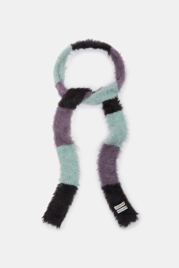 부드러운 니트 소재와 풍성한 퍼 장식이 돋보이는 슬림 니트 머플러입니다. 겨울철 보온성을 높여주는 두꺼운 두께감으로, 차갑고 쌀쌀한 날씨에도 따뜻하게 착용할 수 있습니다. 무지 디자인과 블랙 컬러는 어떤 스타일에도 잘 어울려 클래식하고 미니멀한 룩을 연출합니다. 깊은 모자 깊이로 얼굴을 포근하게 감싸주며, 부드러운 촉감이 편안한 착용감을 선사합니다. 여성스러운 분위기를 더해주는 겨울 필수 아이템입니다.
