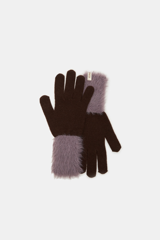 Mood Block 니트 장갑은 겨울철 따뜻함과 스타일을 모두 잡을 수 있는 블랙 컬러의 장갑입니다. 부드러운 니트 소재로 제작되어 뛰어난 착용감을 선사하며, 보온성을 극대화합니다. 손목 부분의 리브(Rib) 디테일과 은은한 퍼(Fur) 장식이 클래식하면서도 세련된 분위기를 연출합니다. 출근룩을 포함한 다양한 일상 스타일에 미니멀하고 캐주얼하게 매치하여 포근한 겨울 스타일링을 완성해보세요. 베이직한 디자인으로 유행을 타지 않아 오랫동안 활용할 수 있습니다.
