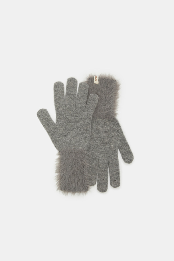 Mood Block 니트 글러브는 겨울과 가을, 쌀쌀한 날씨에 따뜻함과 스타일을 모두 잡을 수 있는 장갑입니다. 부드러운 촉감의 울과 니트 소재로 제작되어 편안한 착용감을 선사하며, 두꺼운 두께감으로 뛰어난 보온성을 제공합니다. 무지 디자인에 퍼 디테일 장식으로 포인트를 더해 베이직하면서도 클래식, 미니멀, 캐주얼 등 다양한 스타일을 연출할 수 있습니다. 출근룩에 매치하여 세련된 분위기를 더해보세요. 그레이 컬러로 어떤 옷에도 잘 어울려 데일리 아이템으로 활용하기 좋습니다.
