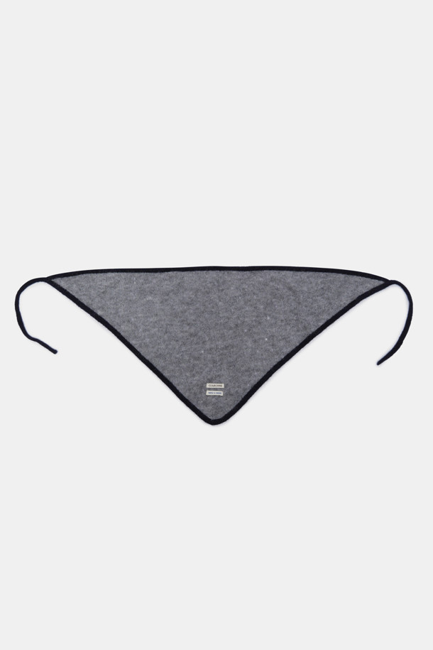 미스틱 니트 스카프는 부드러운 촉감의 니트 소재로 제작되어 가을과 겨울철에 따뜻하게 착용할 수 있는 목도리입니다. 베이직한 디자인과 무지 패턴의 그레이 컬러로, 클래식, 미니멀, 캐주얼 등 다양한 스타일 연출에 활용하기 좋습니다. 두께감 있는 니트 소재가 포근함을 더하며, 일상에서 폭넓게 활용하기 좋은 아이템입니다.
