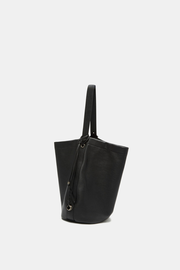 **하루 숄더 24**는 여성스러운 스타일을 완성하는 숄더백입니다. 라미네이트 레더와 천연가죽 소재에 엠보싱 패턴으로 고급스러움을 더했으며, 13인치 아이패드 수납이 가능한 미디엄 사이즈입니다. 실버 하드웨어와 분리형 참 장식이 특징이며, 2-way 디자인으로 다양한 스타일링이 가능합니다. 내부 포켓과 생활 방수 기능을 갖춰 실용성을 높였으며, 오피스룩, 출근룩, 모임룩 등 다양한 TPO에 클래식, 미니멀, 시크한 무드를 연출합니다. 스크래치 방지 기능과 조절 가능한 숄더 스트랩으로 편안하게 사용하세요.
