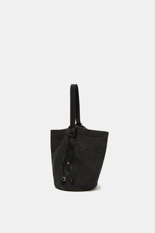 Haru Shoulder 24 Raffia (하루 숄더 24 라피아)는 여성 고객을 위한 미디엄 사이즈 숄더백입니다. 라피아와 합성가죽 소재로 제작되었으며, 실버 하드웨어 디테일이 돋보입니다. 무지 패턴에 사각 모양으로, 자연스러운 실루엣과 부드러운 촉감을 선사합니다. 아이패드 13인치 수납이 가능하며, 내부 포켓 1개, 분리형 참 장식, 슬림 스트랩, 2way 착용이 가능한 실용적인 디자인입니다. 여행, 휴가, 리조트룩에 어울리는 미니멀, 리조트, 클래식 스타일의 가방으로, 오염 방지 기능과 깔끔한 외관을 자랑합니다.
